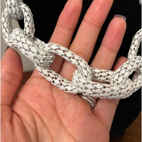 White oversized rope linked necklace - Picture 5 of 5